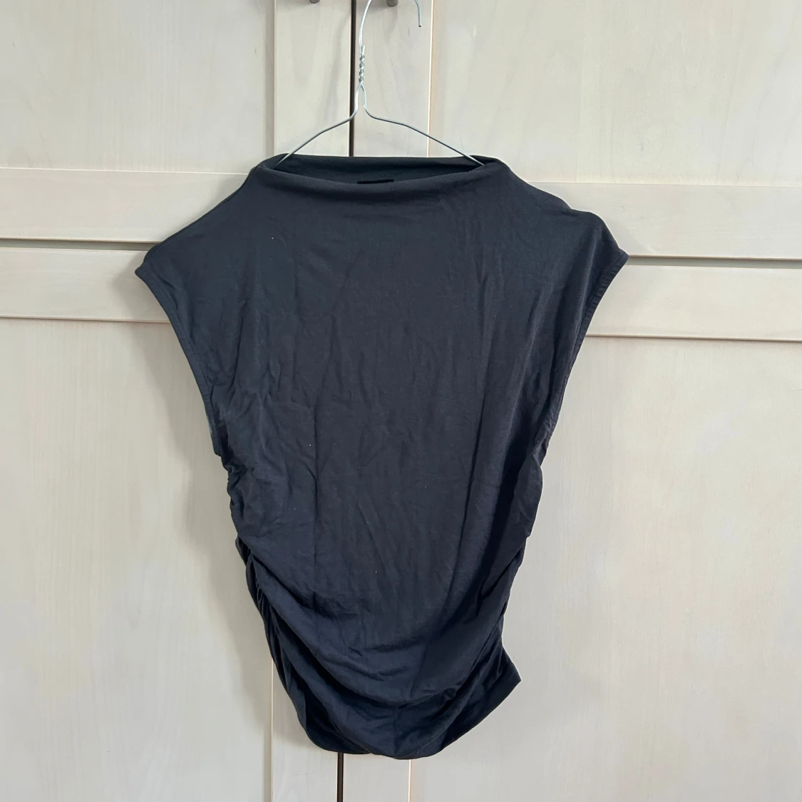 Grå topp från Gina Tricot