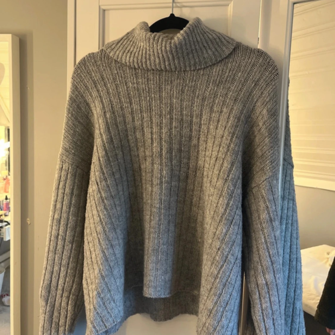 Grå stickad polotröja från Even&Odd