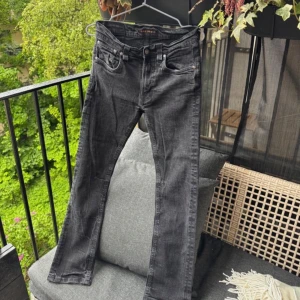 Svarta Nudie Jeans - Fräscha svarta jeans perfekt till alla tillfällen och årstider!   * Skick: 8,5/10 lite urtvättade men det ger en skön touch till jeansen, inga hål eller slitningar * Storlek 📏: 31/32 kolla mått! Sitter mindre!  Passa på! 