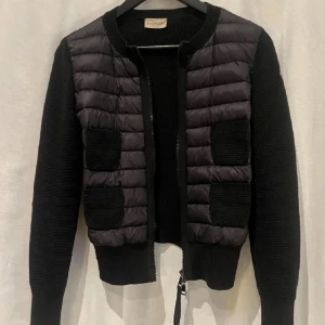Moncler - Säljer denna äkta moncler cardigen 