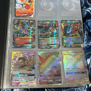 Pokémonkort samlarpärm - En samlarpärm fylld med glittrande och sällsynta Pokémonkort, inklusive flera GX- och tag team-kort. Perfekt för dig som älskar Pokémon och vill utöka din samling med coola och färgstarka kort!