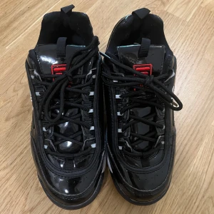 Svarta sneakers Fila - Säljer ett par svarta Fila sneakers i bra skick, använts bara 2/3 gånger 
