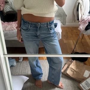 Blå raka jeans med låg midja - Säljer ett par  blå jeans med låg midja och raka ben. Jag är 163💕