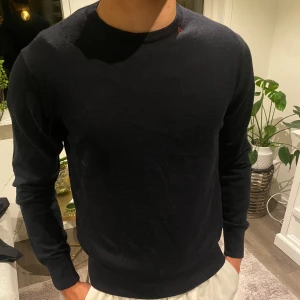Stickad tröja ifrån Replay - En jättefin tröja från Replay! Tröjan är i jättefint skick och är varsamt använd🤩. Stl Medium.    Nypris 1800& mitt pris 249kr
