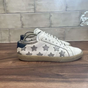 Saint Laurent Skor -  Saint Laurent skor| Skicket är 8/10 | Storlek 42 -Nypris 4799kr-Vårt pris 1599kr, skorna är i skönt skick finns endast slitage på skon och på insidan. Endast skor följer med.  Tveka inte vid att ställa frågor vid funderingar, pris kan diskuteras!