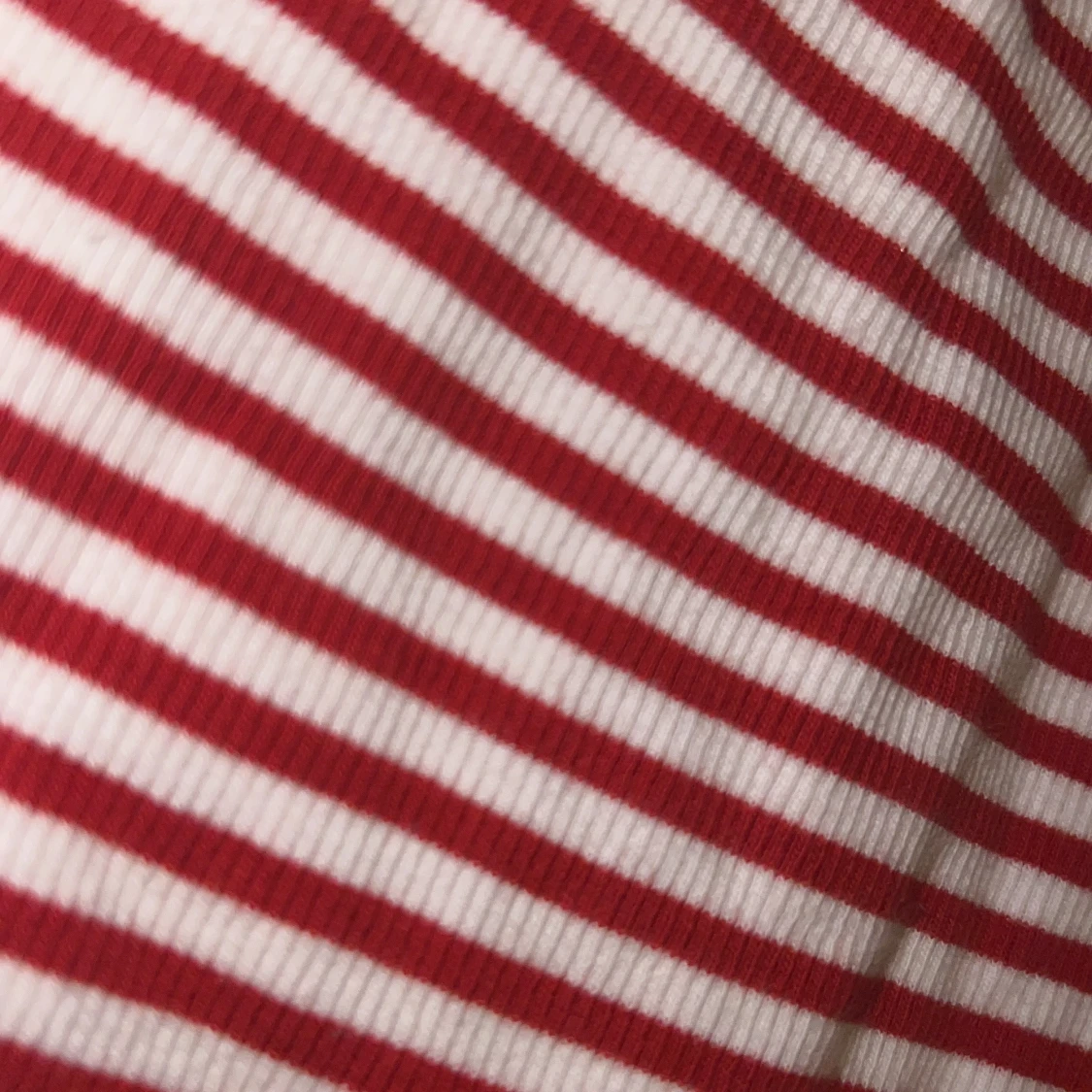 Röd- och vitrandig ribbad offshoulder topp - 2