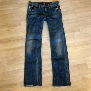 Low waist jeans  - Supersnygga lowwaist jeans som sitter perfekt. Jeansen är i väldigt bra skick då jag inte använde dom många gånger. 