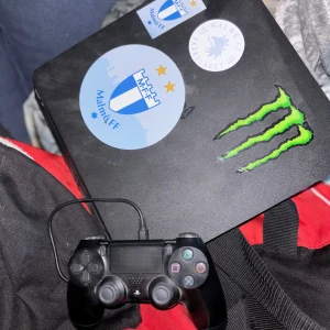 Ps4 - Tjena jag säljer ett ps4 för 1500 kr så hör av dig om du är intresserad så fixar du det på något vis så hör av dig om någon pris kan vi diskutera om det mvh Filip 