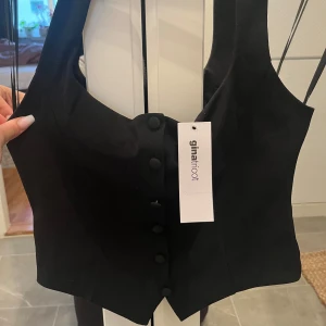 Väst  - Väst i halterneck från Gina Tricot i storlek S. Aldrig använd med prislapp kvar. 