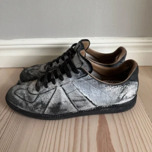 Maison Margiela Gats - Snygga sällsynta gats från Maison margiela - Bra skick, sömmen har gått upp lite i fram, inget som stör och går enkelt att laga (bild 5), samt sliten sula, inget man tänker på! Storlek 42 - Pris går att diskutera!🙏🙏