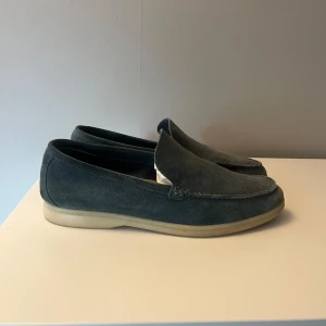 Loro Piana Summer Walk - Säljer mina summer walks. Dom är i bra skick lite smutsiga men går att fixa upp . Passar 43,5-44 så små i storleken. Inget og . Hör av er vid frågor!