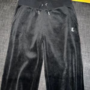 svarta byxor från Juicy Couture - har strassdetaljer med texten 'Juicy' på baksidan. Jag har sytt upp benen då dem var för låbga för mig, så perfekt för dig som är kort