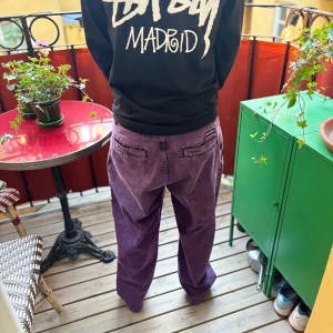 Lila byxor från Polar Skate Co - Säljer ett par lila byxor från Polar Skate Co med raka ben och avslappnad passform. Byxorna har klassisk femficksdesign, knappgylf och är tillverkade i bomull. Perfekta för en chill och stilren look. Pris kan självklart diskuteras vid en snabb affär. Tveka inte om att höra av er vid funderingar!