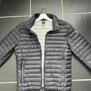 Svart pufferjacka från Colmar - Säljer en ny svart pufferjacka från Colmar med snygg design. Nypris runt 2700kr. Storlek M
