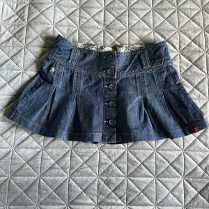 Jeanskjol med knappar från Esprit - Jättesöt jeanskjol från Esprit med knappar framtill och veckade detaljer. Längd: 32cm Midjemått: 42cm