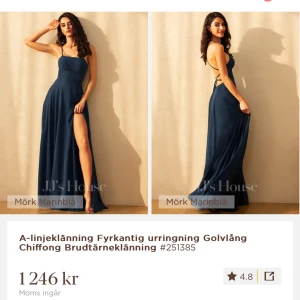 Marinblå långklänning med fyrkantig urringning och slits - Säljer en marinblå golvlång klänning med fyrkantig urringning och smala axelband. Klänningen har öppen rygg med snörning och en hög slits framtill. Tillverkad i lätt chiffongmaterial, perfekt för bal eller fest.