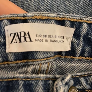 Blå jeans från ZARA - Klassiska blå jeans från ZARA i rak modell med normal passform. Perfekta till vardags och enkla att matcha med olika toppar.