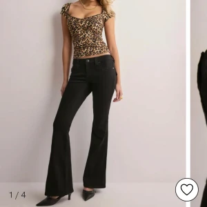 Svarta flare jeans Joey Low Rise Flare - Säljer ett par slutsålda svarta jeans från True Religon med låg midja och utsvängda ben. Jeansen är i modellen Joey och i storlek 26. Jag är 165 och jeansen är lite långa för mig. Köpte dem på raglady för 1299 kr.💕💕