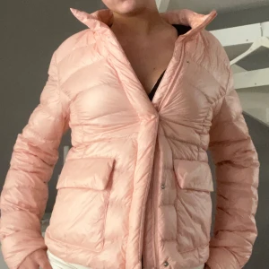 Ljusrosa pufferjacka - Säljer en ljusrosa pufferjacka med stora fickor framtill. Jätte fin som vår/sommar jacka.Skriv vid frågor❤️❤️