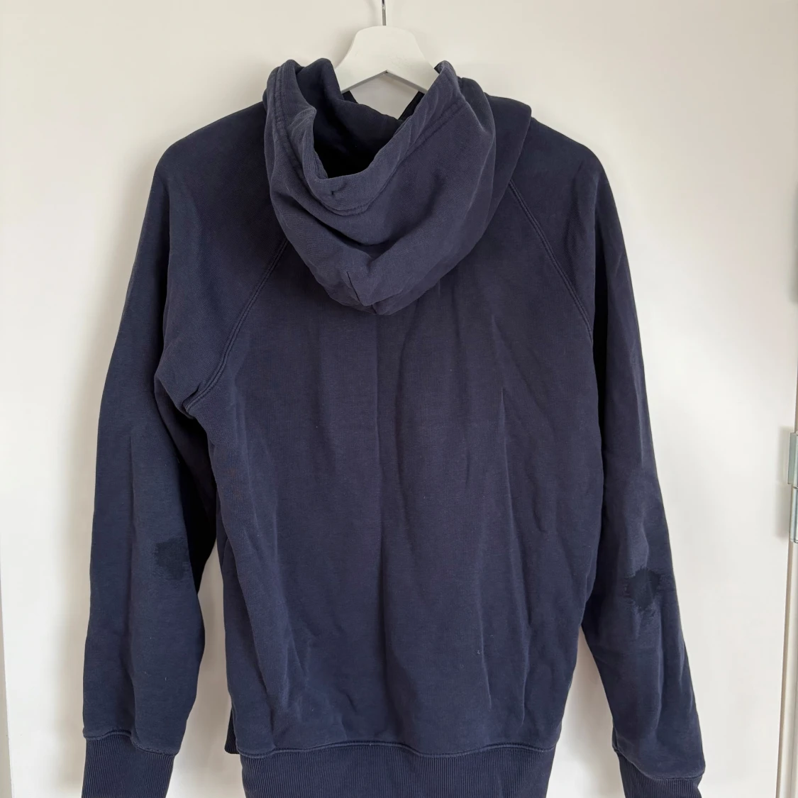 Mörkblå hoodie från GANT - 1