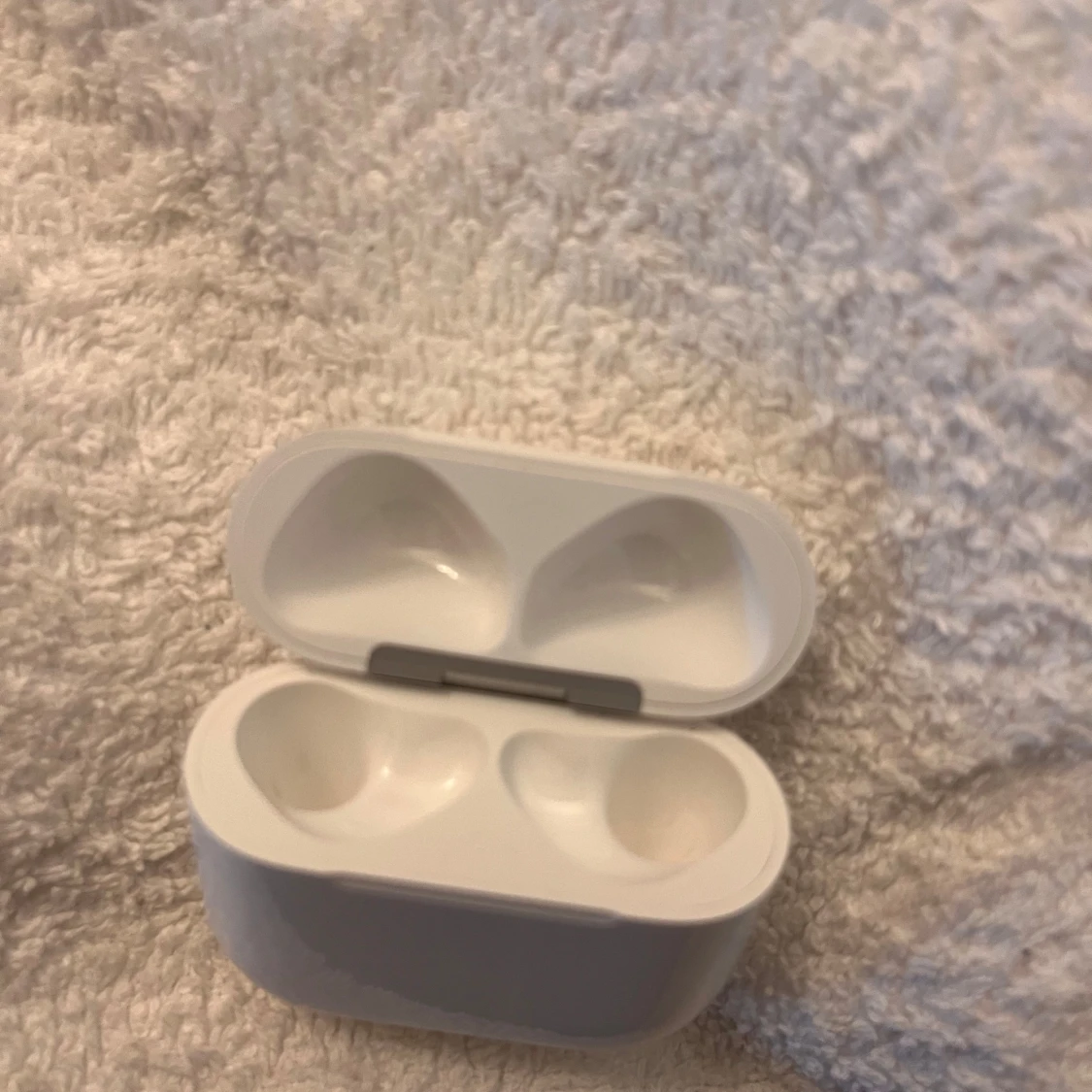 Vit laddningsetui till trådlösa hörlurar