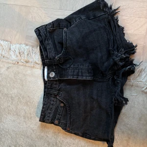 Lågmidhade jeansshorts Zara!!❤️ - Säljer dessa så snygga lågmidhade jeansshortsen från Zara i storlek 34, perfekt nu till sommaren🩷Dom är knappt använda och har inga tecken på användning🤗🤗 Säljer för endast 130kr😊❤️