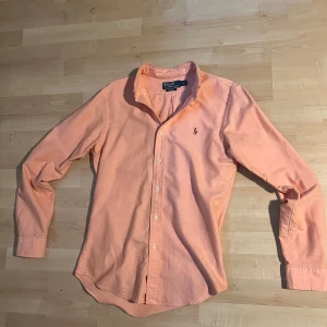 Persikofärgad skjorta från Polo Ralph Lauren - Fet orange Raffe skjorta. Oanvänd, pris kan diskuteras 