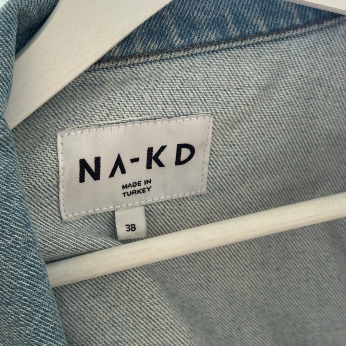 Croppad jeansjacka från NA-KD - 2