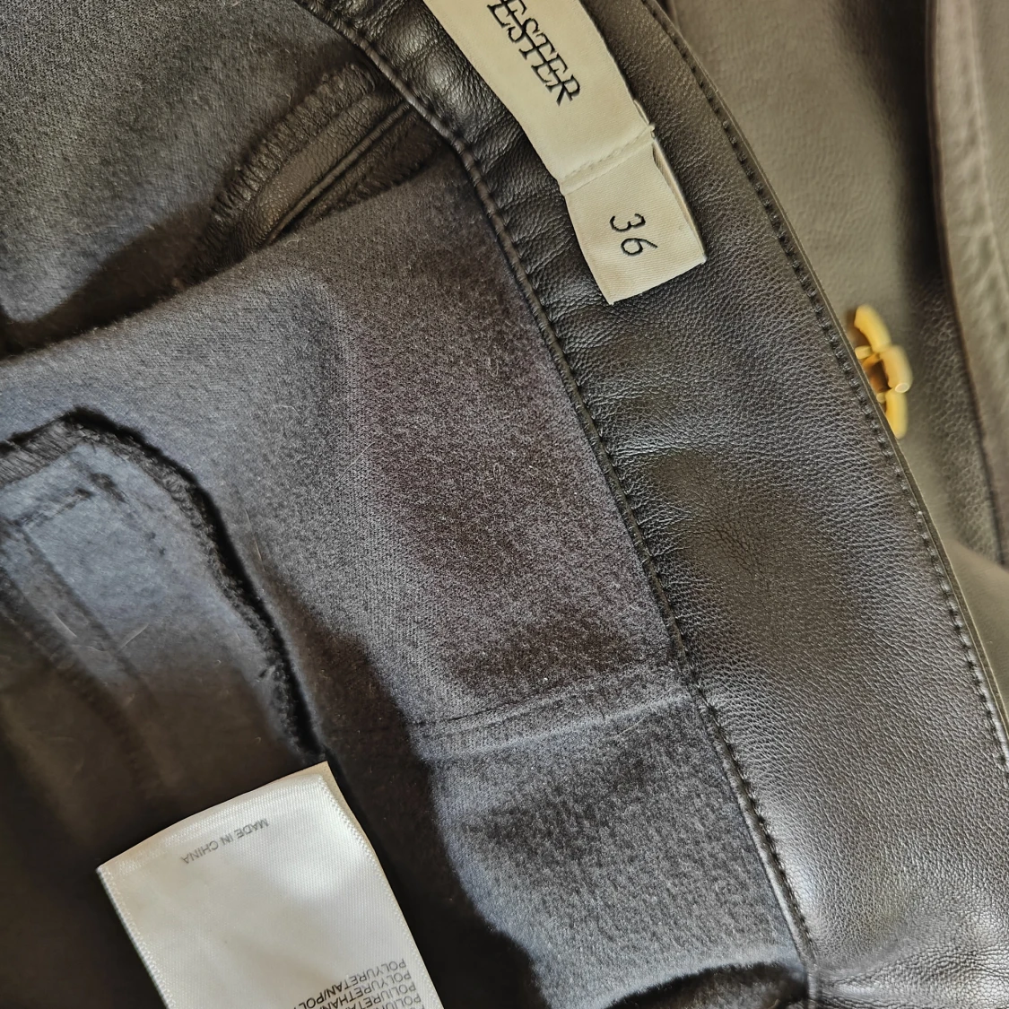 Svarta byxor i skinnimitation - 2