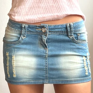 Jeanskjol  - Midjemått: 37cm, längd: 23cm. Läs gärna min bio innan ni skriver💖