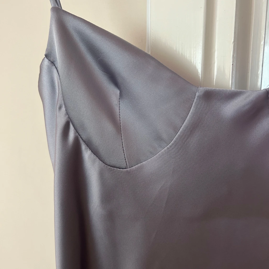 Ljuslila långklänning i satin - 2