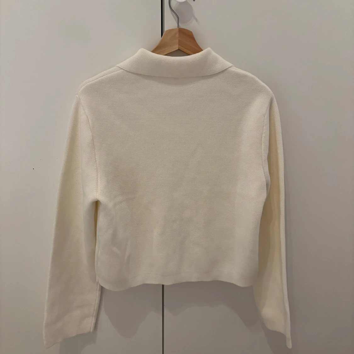 Krämvit stickad kofta med dragkedja - 1