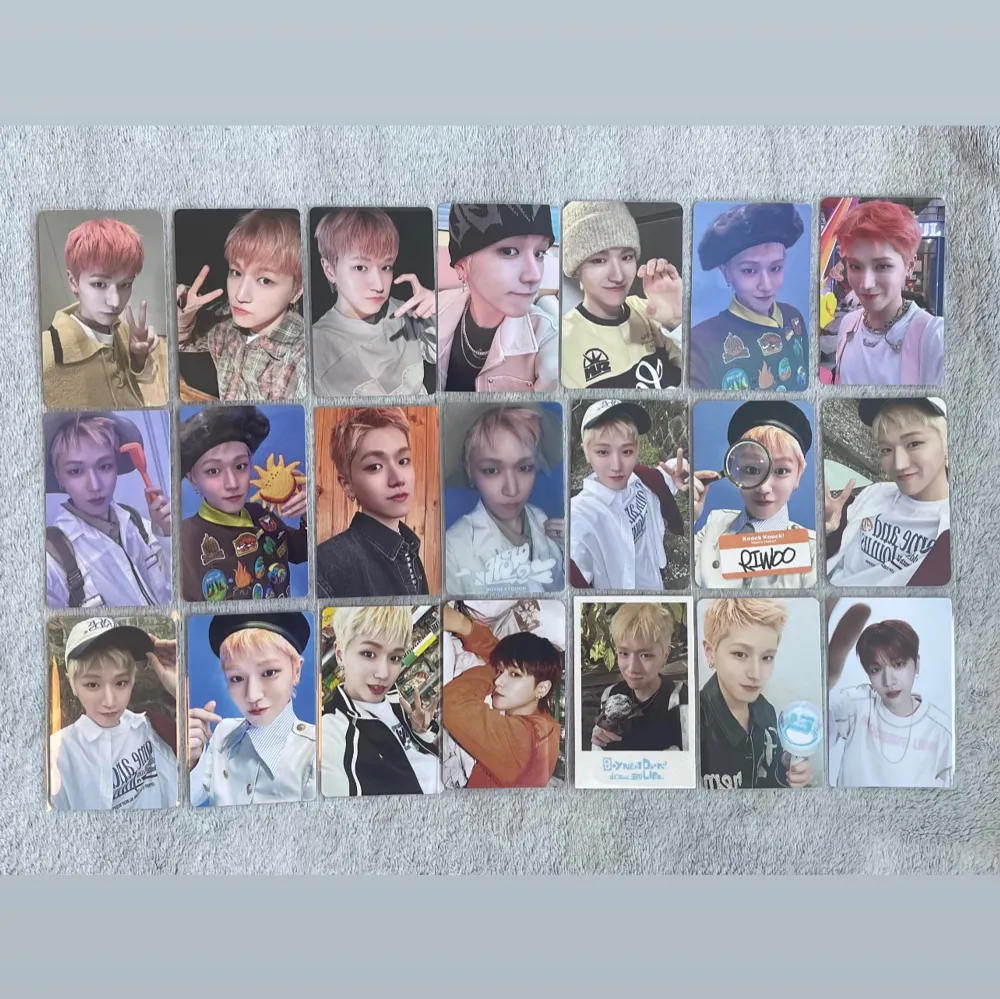 säljer några boynextdoor (riwoo) pcs!! alla är i mycket bra skick, vid intresse kontakta mig för pris 🫶🏻packar med sleeve, toploader och kommer med mycket freebies!! vid köp av 3+ pcs kan du få fri frakt<3 jag är inte ansvarig för postens slarv!!. Muu.
