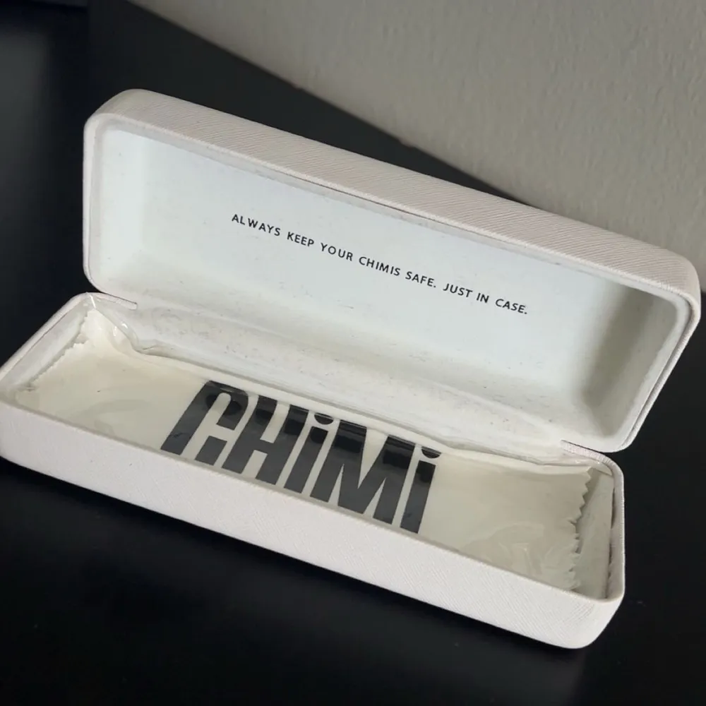 Snygga glasögon från chimi i transparent gul plast. Modellen har rundade bågar och en stilren design som sticker ut. Perfekta för dig som vill ha en färgklick i din stil. Kommer med ett vitt CHIMI-fodral och duk. Strlk 46/22. Priset kan diskuteras.. Asusteet.