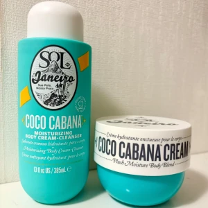 Coco Cabana Cream från Sol de Janeiro - Cleansern är krämig och lämnar huden mjuk och smidig. Kroppskrämen ger djup återfuktning och en silkeslen känsla. Perfekt för att skämma bort huden med en lyxig känsla. Dessa hygienprodukter från Sol de Janeiro var limited edition och går tyvärr inte att köpa längre. Flaskan är på 385 ml och burken är på 240 ml. Båda är oanvända. Säljer som par eller enskilt. Priset i annonsen gäller för båda tillsammans. 