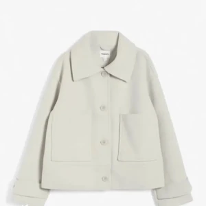 Beige kappa från Kappahl  - Snygg beige kappa från Kappahl med stora knappar och en klassisk krage. Lite nopprig! Skriv gärna privat för egna bilder🩷