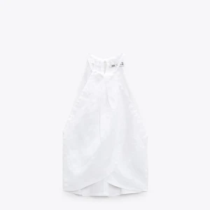 Halterneck topp i linnetyg - Superfin halterneck topp i linne från Zara som man knyter i nacken! Använd en gång🤍 200 kr + frakt