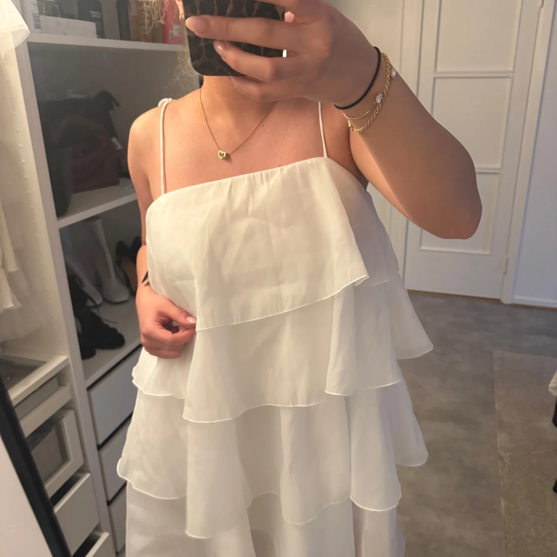 Vit volangklänning med smala axelband