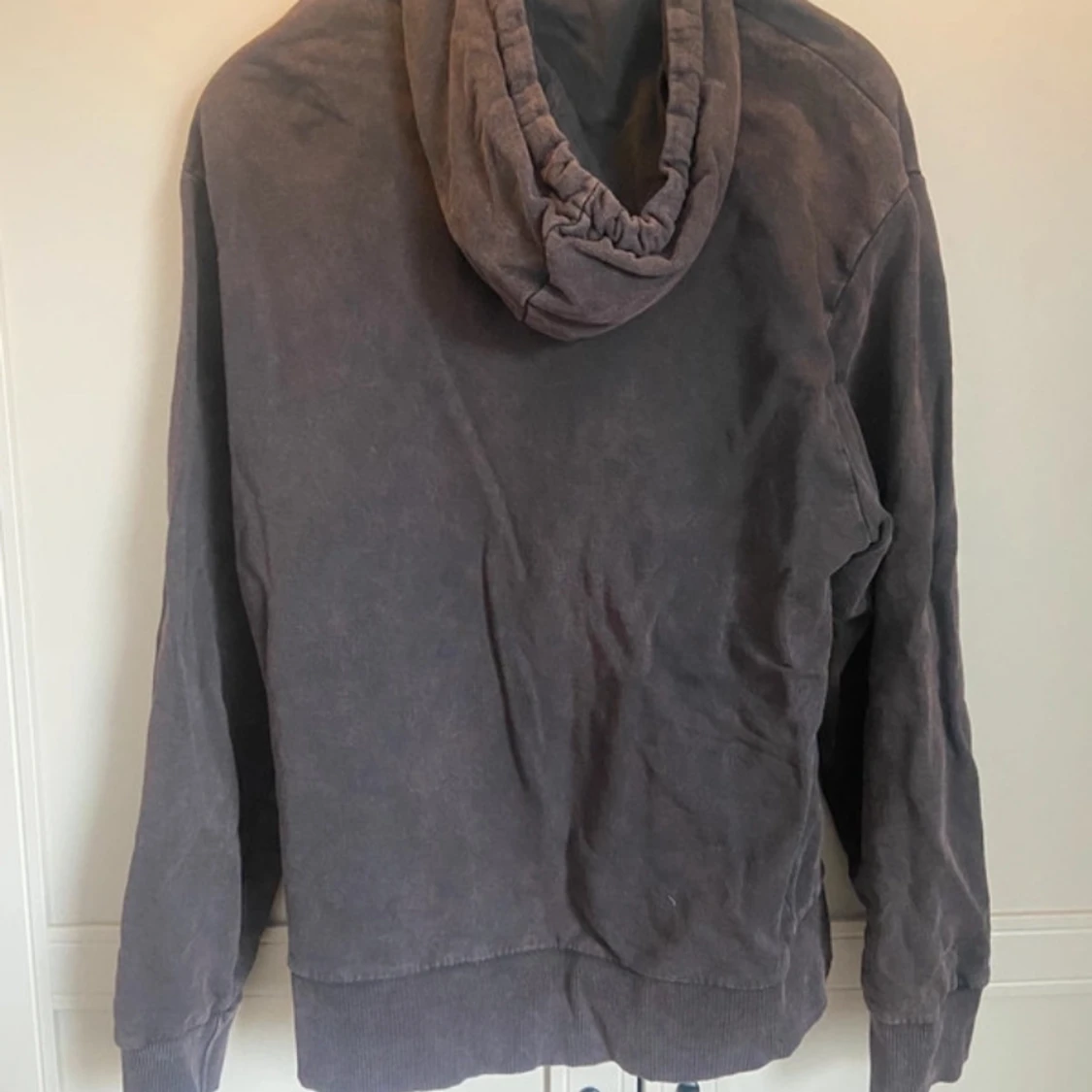 Svart hoodie med tryck från Collusion - 1