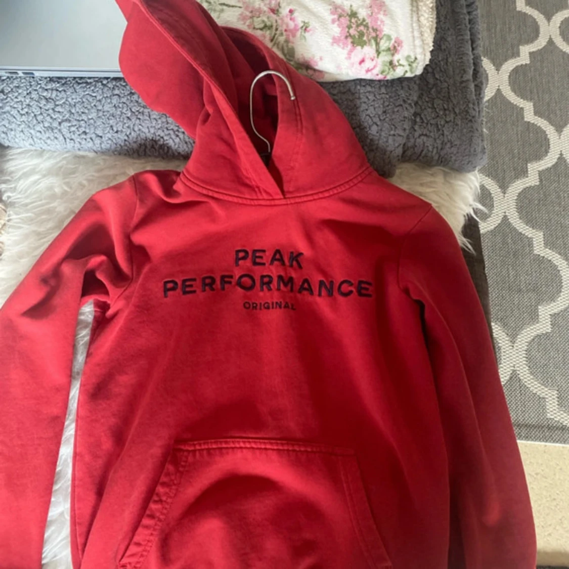 Röd hoodie från Peak Performance