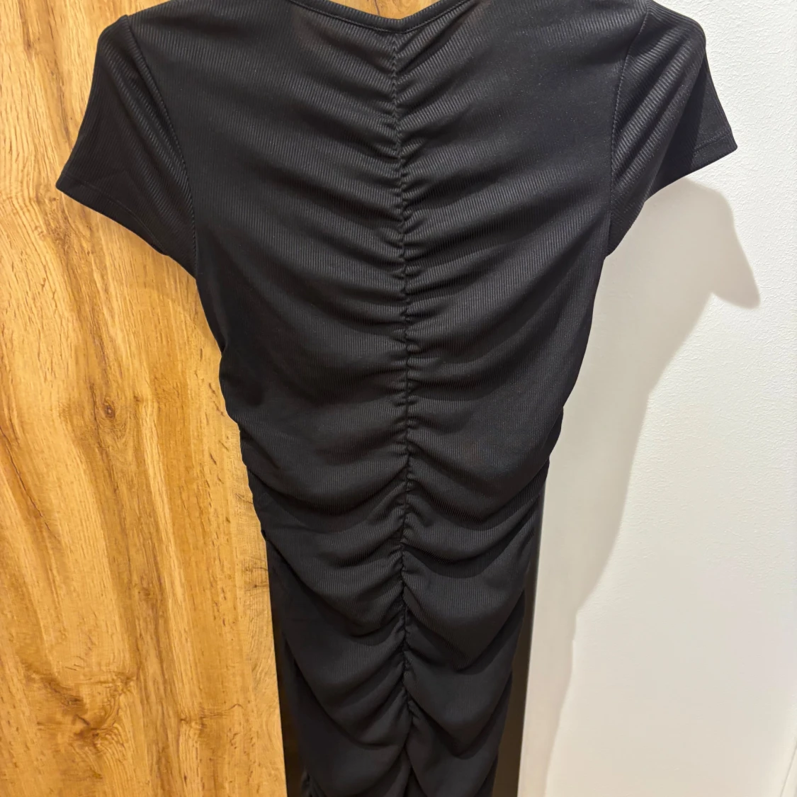 Svart ribbad klänning från H&M Divided - 1