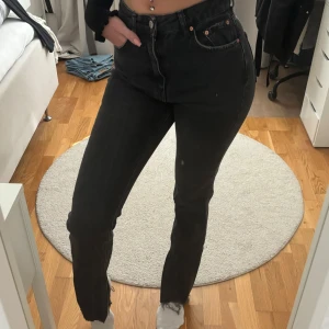Svarta jeans med slits - Svarta/ mörkgrå jeans med slits. Aldrig använda💕