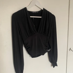 Svart långärmad topp  - Snygg svart långärmad topp från NLY One med v-ringning. Aldrig använd storlek xs