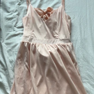 Gullig rosa midiklänning🩷 - Använd max 2 ggr, så i bra skick. Köptes second hand. Klänningen slutar ungefär vid knäna💗