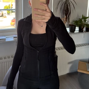 Lululemon define jacket - Säljer denna define jackan från Lululemon med dragkedja framtill. Jackan har en tight passform och långa armar. Jag har använt den typ 1 gång. Det står att den är i storlek 2 vilket är 28 i Eu som är ungefär Xs.💕💕Köpte den för 1 300 nästan så pris kan diskuteras. 