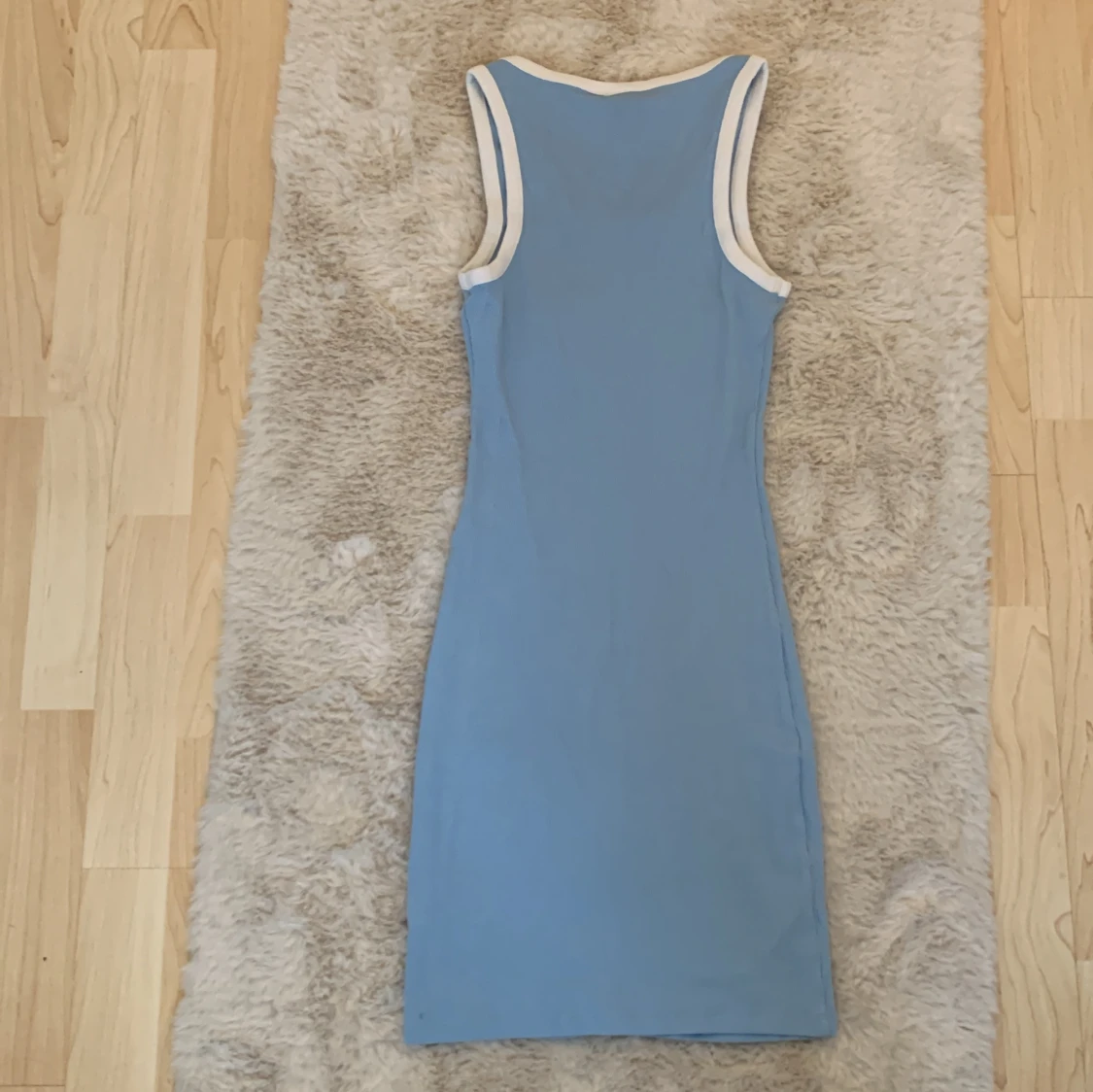 Blå ärmlös klänning från Divided - 1