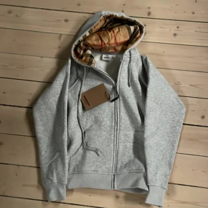 Burberry zip up - Allt hänger med. Inte använd. Byte går också bra!