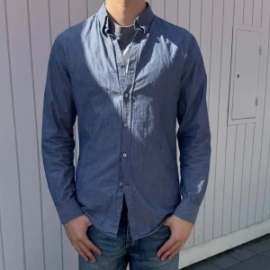 Blå skjorta från Acne Studios - Snygg blå skjorta från Acne Studios! - Helt perfekt skick - Perfekt för snygga sommar outfits - Storlek S/M - Skriv vid frågor/funderingar! 🌟