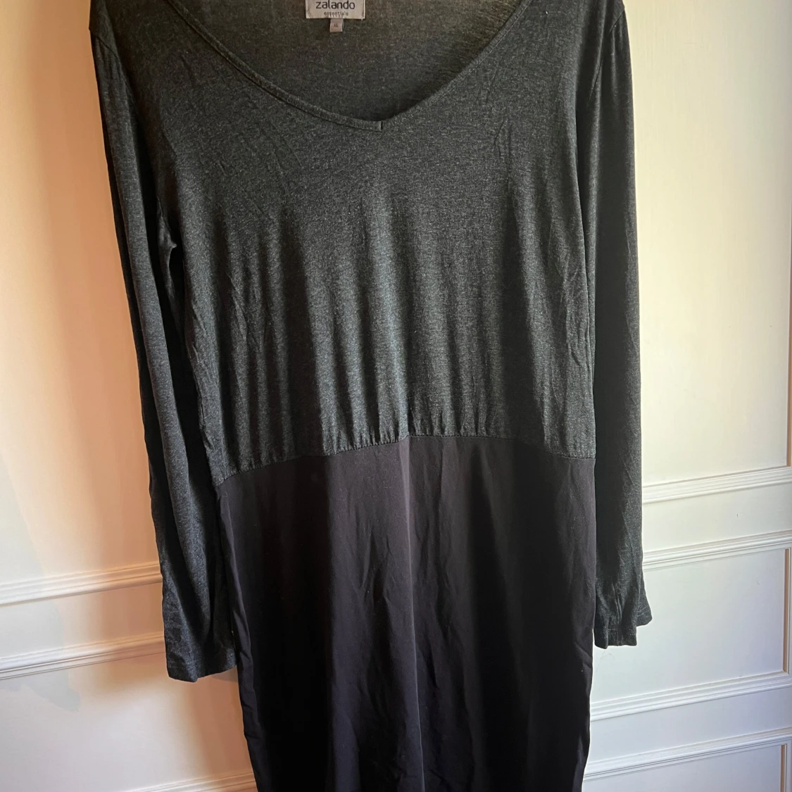 Mörkgrå klänning från Zalando Essentials