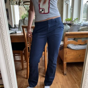 Mörkblå kostymbyxor från Esprit - Stilrena, low/midwaist kostymbyxor som passar både till vardagen och om man vill vara mer finklädd. De är i jättebra skick utan några defekter. Storleken på etiketten är 36 men jag själv skulle säga att de sitter mer som 38. Skriv gärna om ni har frågor eller vill ha fler bilder/mått!💗